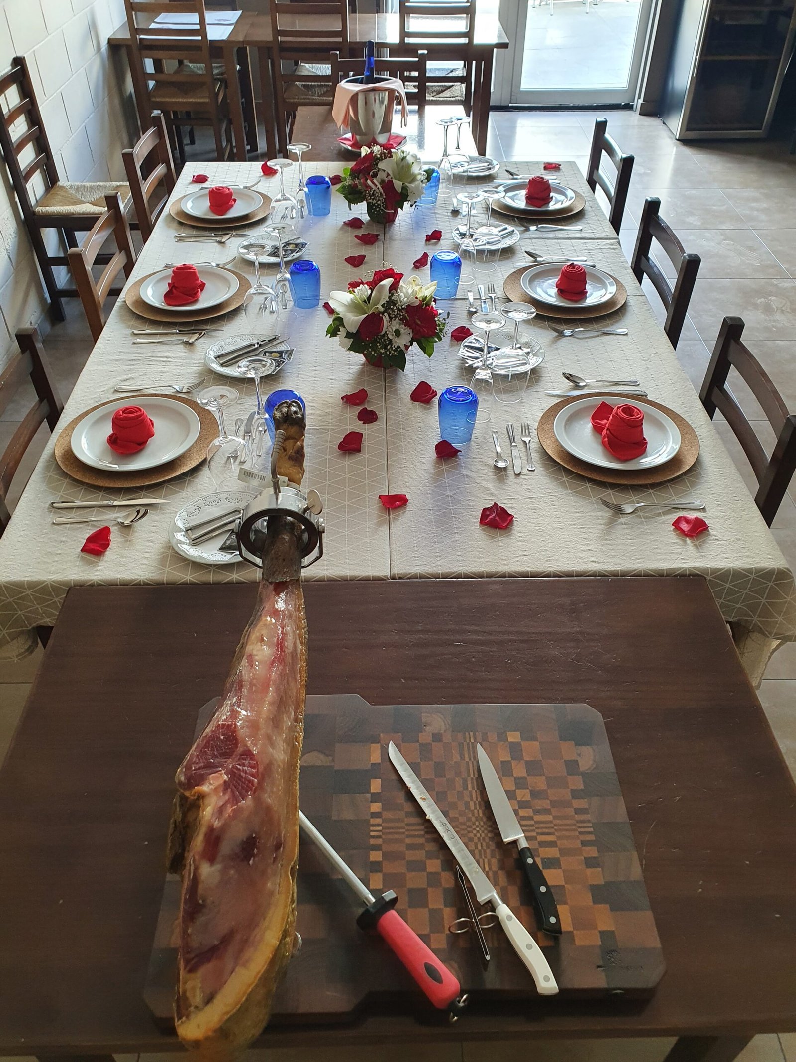 Mesa larga vestida para una comida de grupo